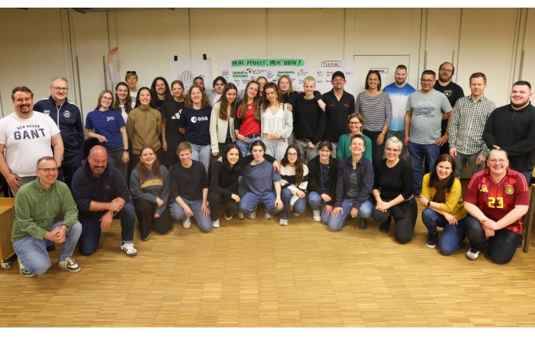 Bewegung-Frauen-Maedchen-Fussball