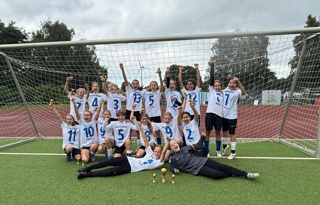 D-Juniorinnen jubeln beim Turnier