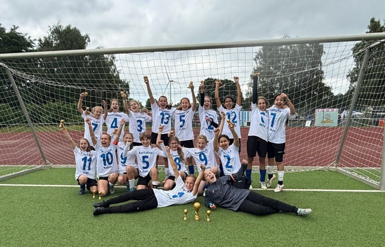D-Juniorinnen jubeln beim Turnier